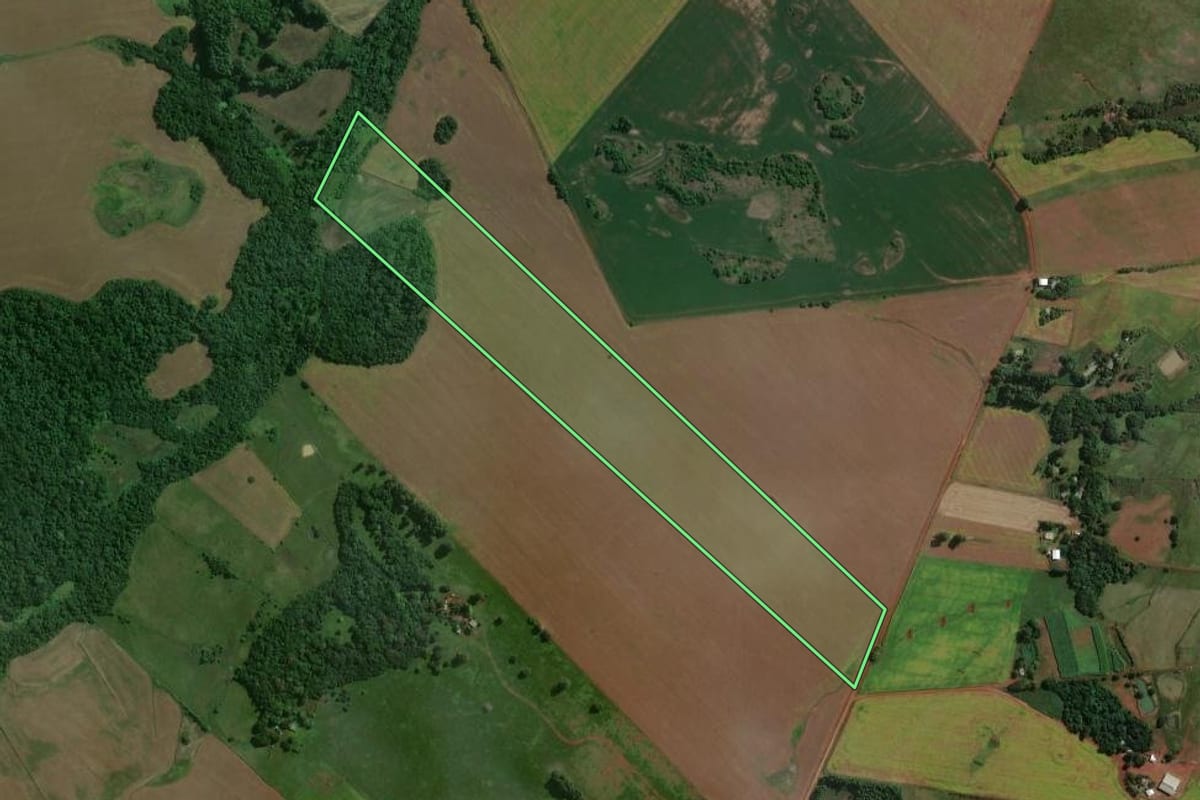Imagem de satélite do imóvel rural em Bossoroca (RS), com o contorno declarado no CAR desenhado por cima.