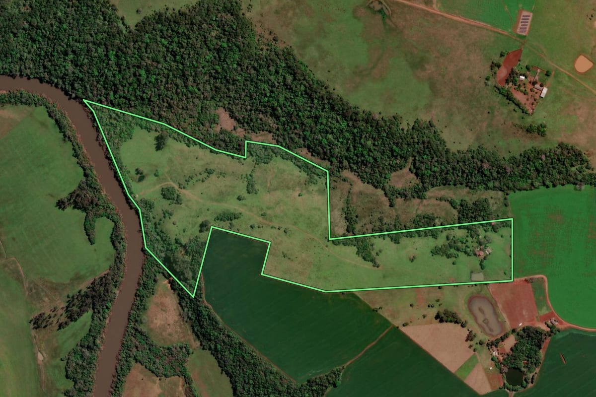 Imagem de satélite do imóvel rural em Bossoroca (RS), com o contorno declarado no CAR desenhado por cima.