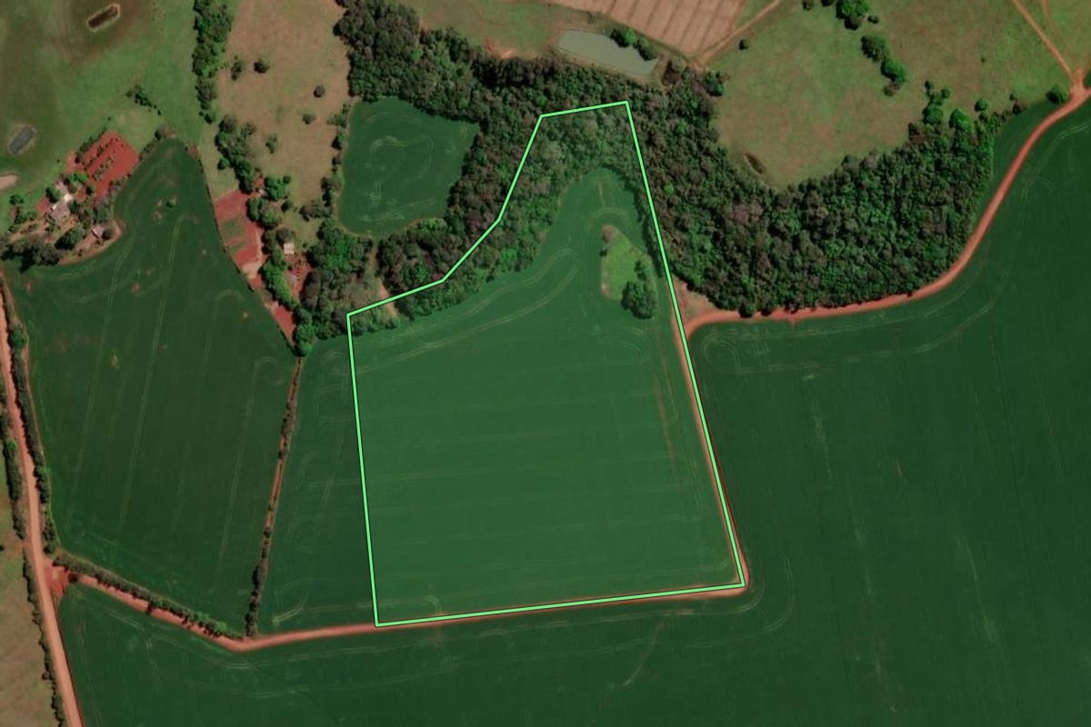 Imagem de satélite do imóvel rural em Bossoroca (RS), com o contorno declarado no CAR desenhado por cima.