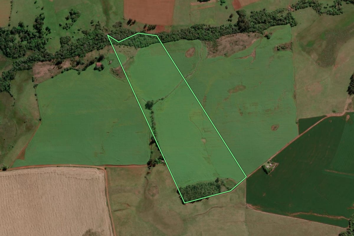 Imagem de satélite do imóvel rural em Bossoroca (RS), com o contorno declarado no CAR desenhado por cima.