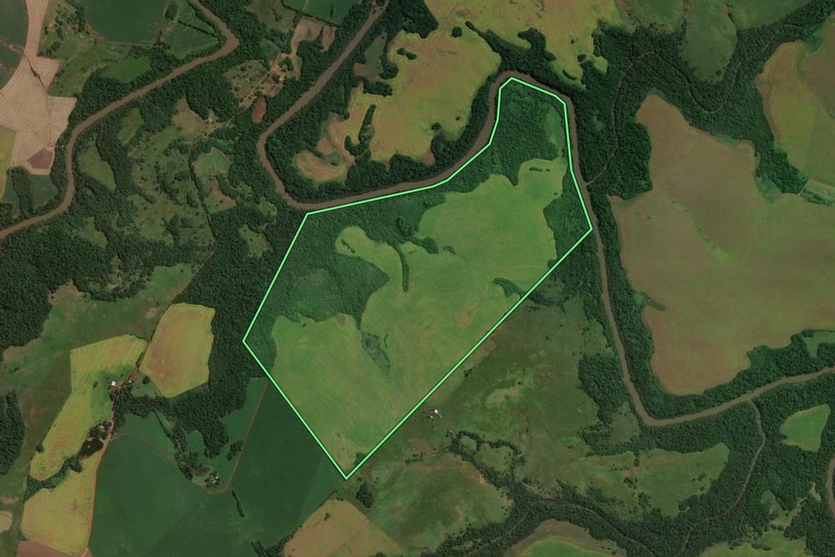Imagem de satélite do imóvel rural em Bossoroca (RS), com o contorno declarado no CAR desenhado por cima.