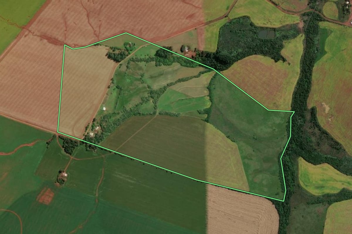 Imagem de satélite do imóvel rural em Bossoroca (RS), com o contorno declarado no CAR desenhado por cima.