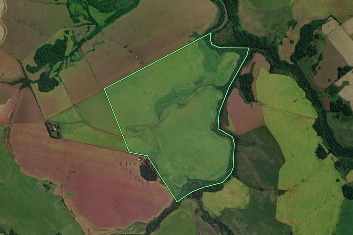 Imagem de satélite do imóvel rural em Bossoroca (RS), com o contorno declarado no CAR desenhado por cima.
