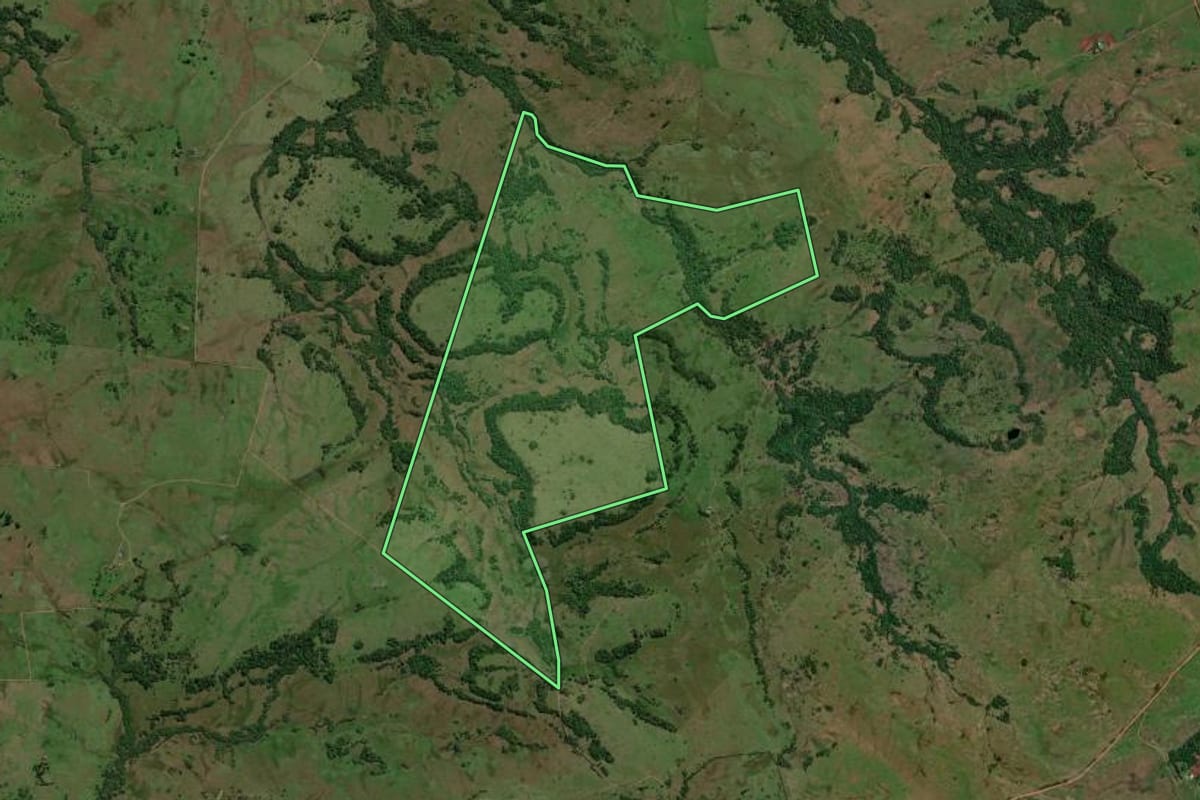 Imagem de satélite do imóvel rural em Bossoroca (RS), com o contorno declarado no CAR desenhado por cima.