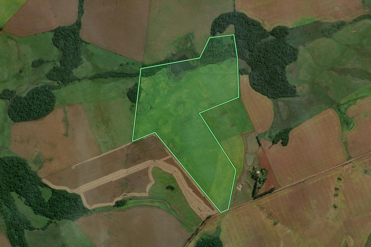 Imagem de satélite do imóvel rural em Bossoroca (RS), com o contorno declarado no CAR desenhado por cima.