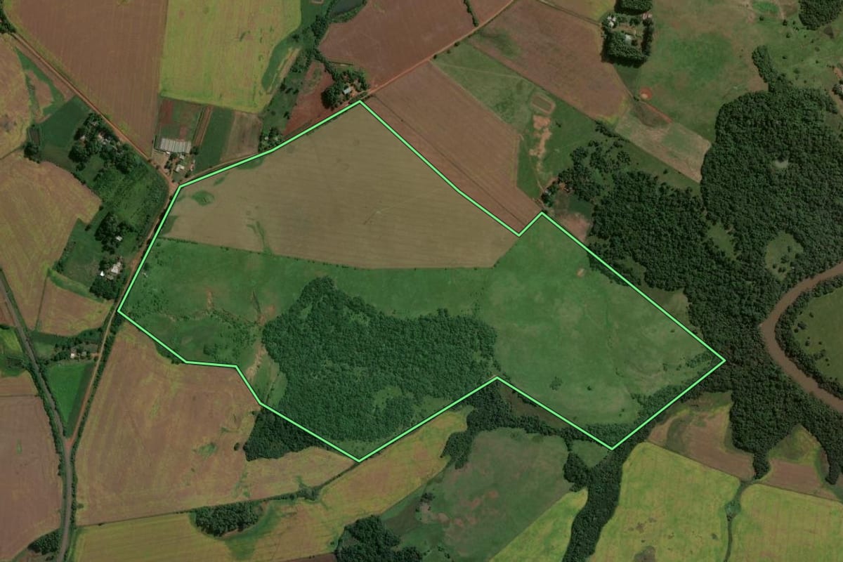 Imagem de satélite do imóvel rural em Bossoroca (RS), com o contorno declarado no CAR desenhado por cima.