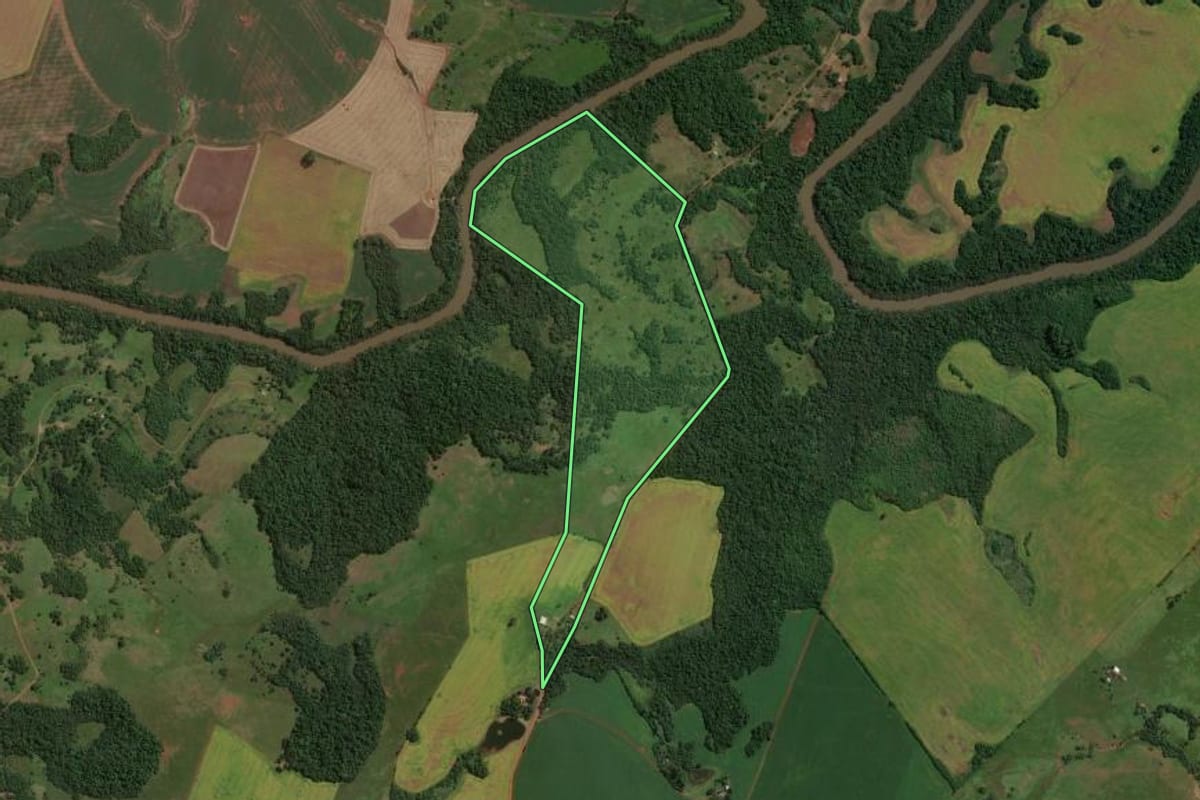 Imagem de satélite do imóvel rural em Bossoroca (RS), com o contorno declarado no CAR desenhado por cima.