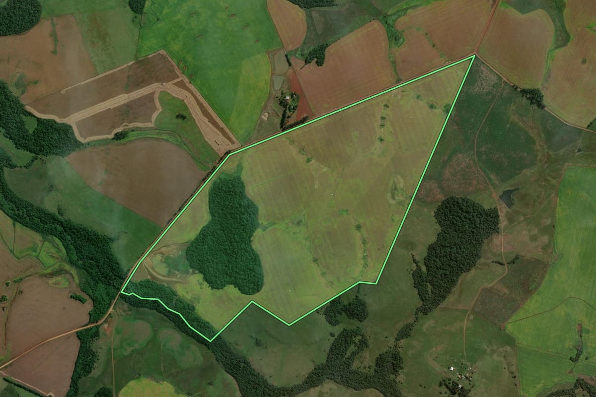 Imagem de satélite do imóvel rural em Bossoroca (RS), com o contorno declarado no CAR desenhado por cima.