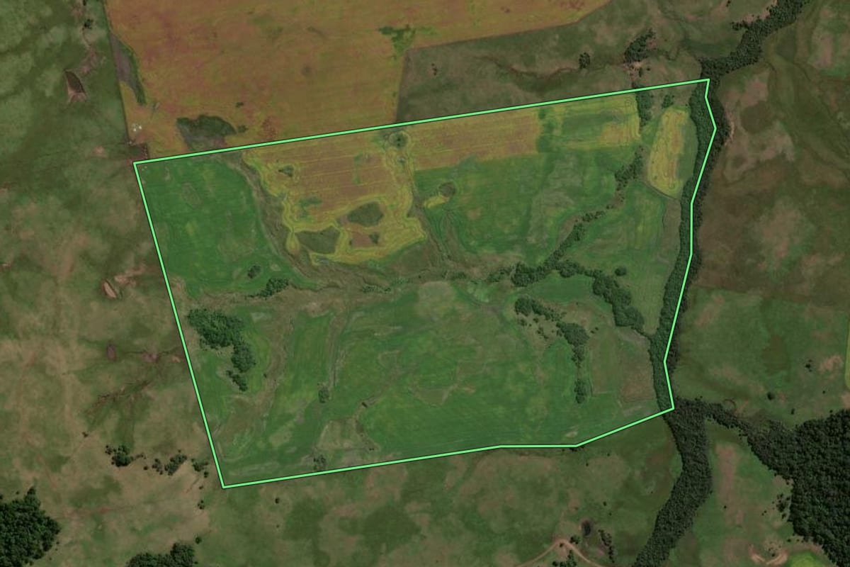 Imagem de satélite do imóvel rural em Bossoroca (RS), com o contorno declarado no CAR desenhado por cima.