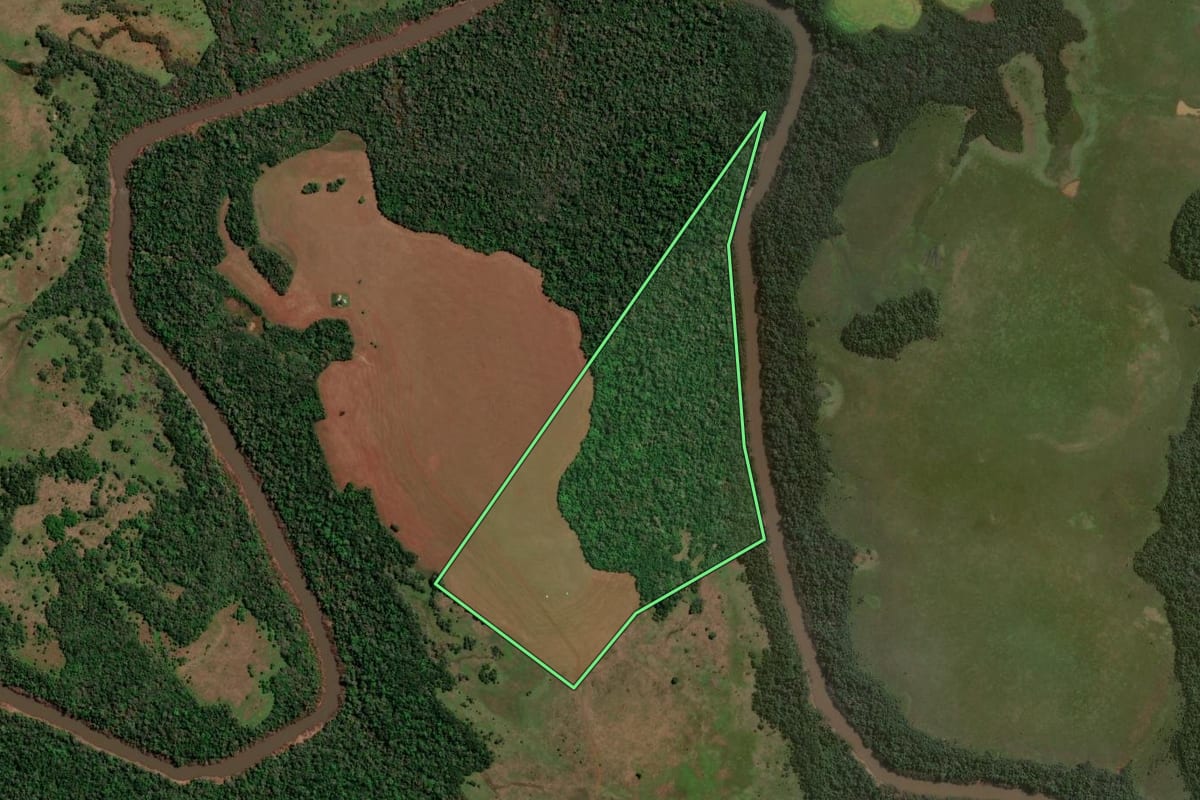 Imagem de satélite do imóvel rural em Bossoroca (RS), com o contorno declarado no CAR desenhado por cima.