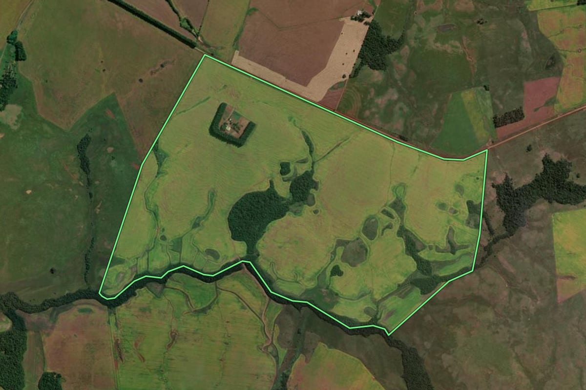 Imagem de satélite do imóvel rural em Bossoroca (RS), com o contorno declarado no CAR desenhado por cima.