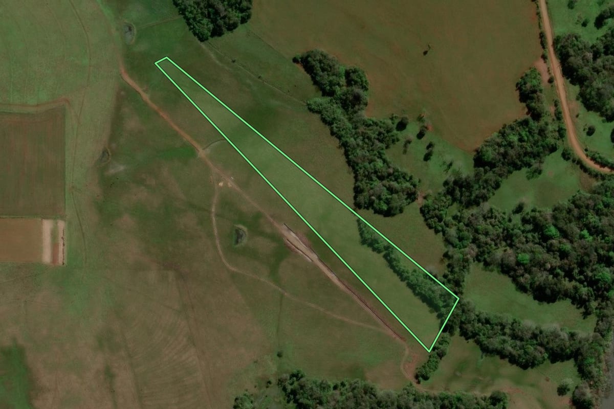 Imagem de satélite do imóvel rural em Bossoroca (RS), com o contorno declarado no CAR desenhado por cima.