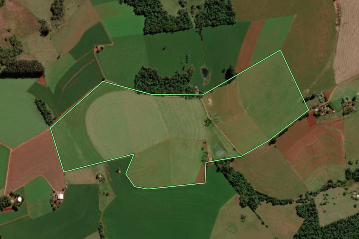 Imagem de satélite do imóvel rural em Bossoroca (RS), com o contorno declarado no CAR desenhado por cima.