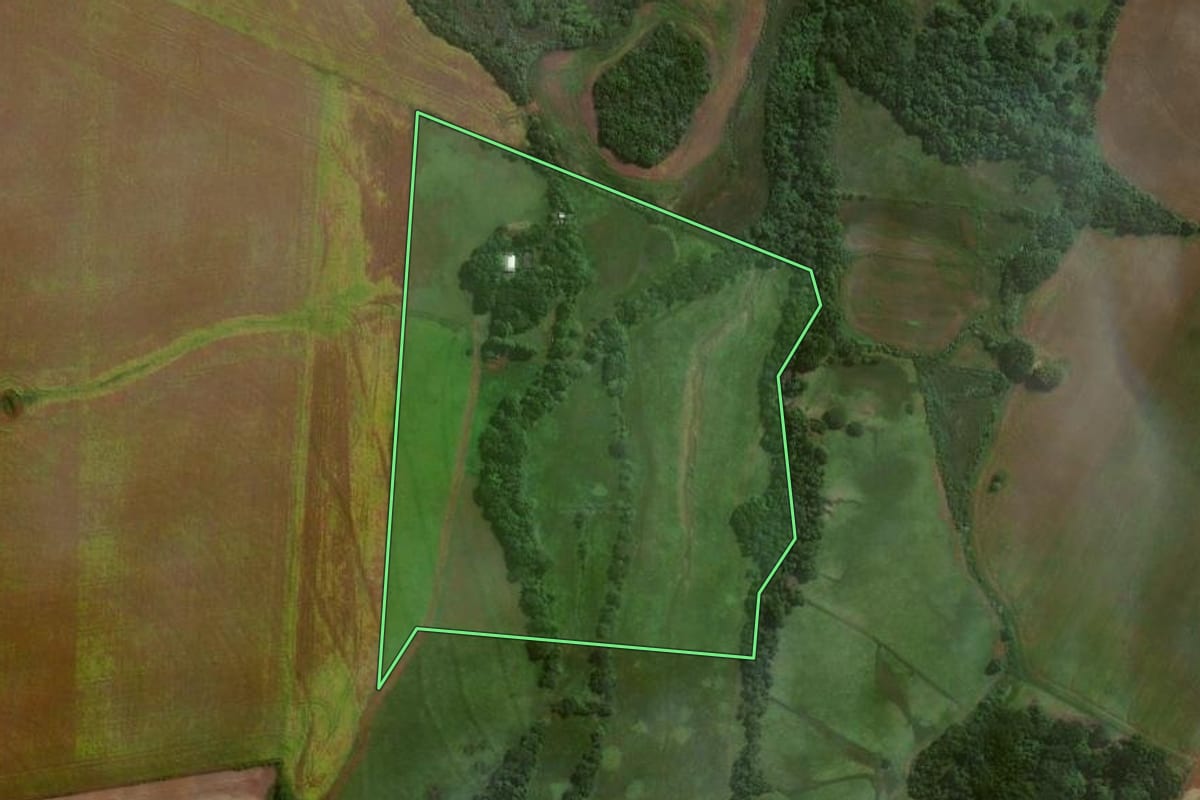 Imagem de satélite do imóvel rural em Bossoroca (RS), com o contorno declarado no CAR desenhado por cima.