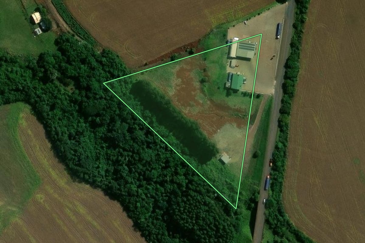 Imagem de satélite do imóvel rural em Bossoroca (RS), com o contorno declarado no CAR desenhado por cima.