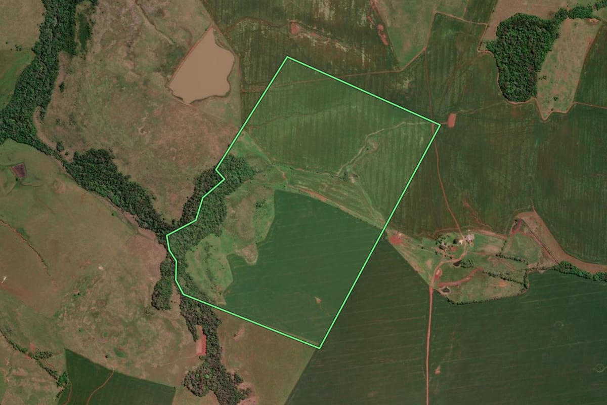 Imagem de satélite do imóvel rural em Bossoroca (RS), com o contorno declarado no CAR desenhado por cima.