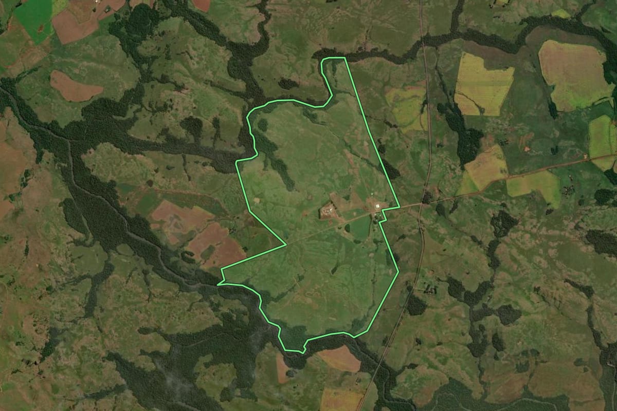 Imagem de satélite do imóvel rural em Bossoroca (RS), com o contorno declarado no CAR desenhado por cima.