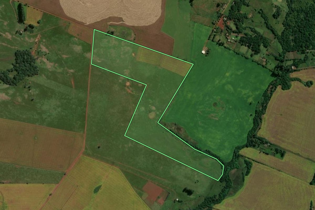 Imagem de satélite do imóvel rural em Bossoroca (RS), com o contorno declarado no CAR desenhado por cima.
