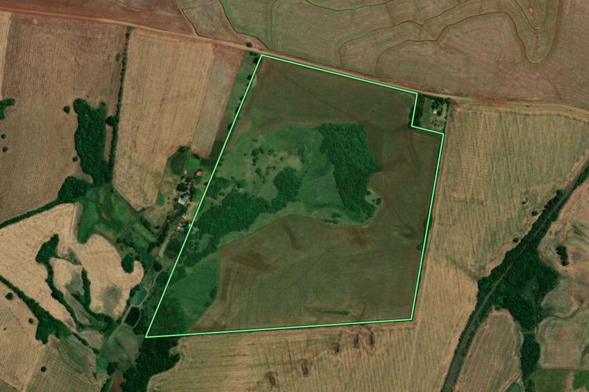 Imagem de satélite do imóvel rural em Bossoroca (RS), com o contorno declarado no CAR desenhado por cima.