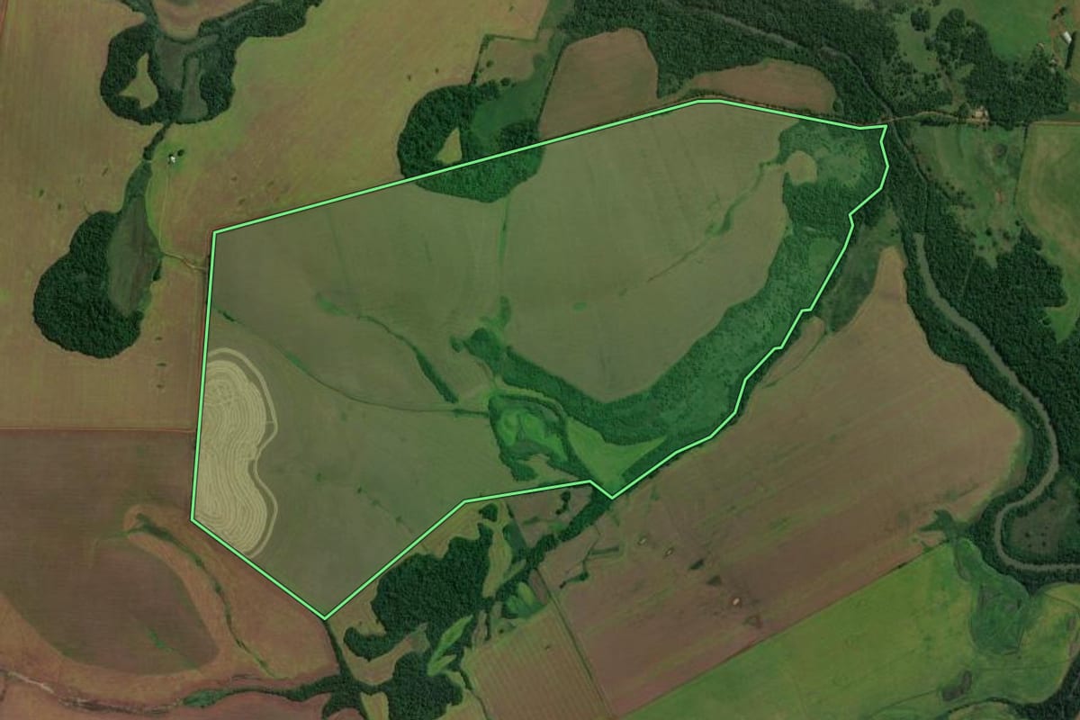 Imagem de satélite do imóvel rural em Bossoroca (RS), com o contorno declarado no CAR desenhado por cima.