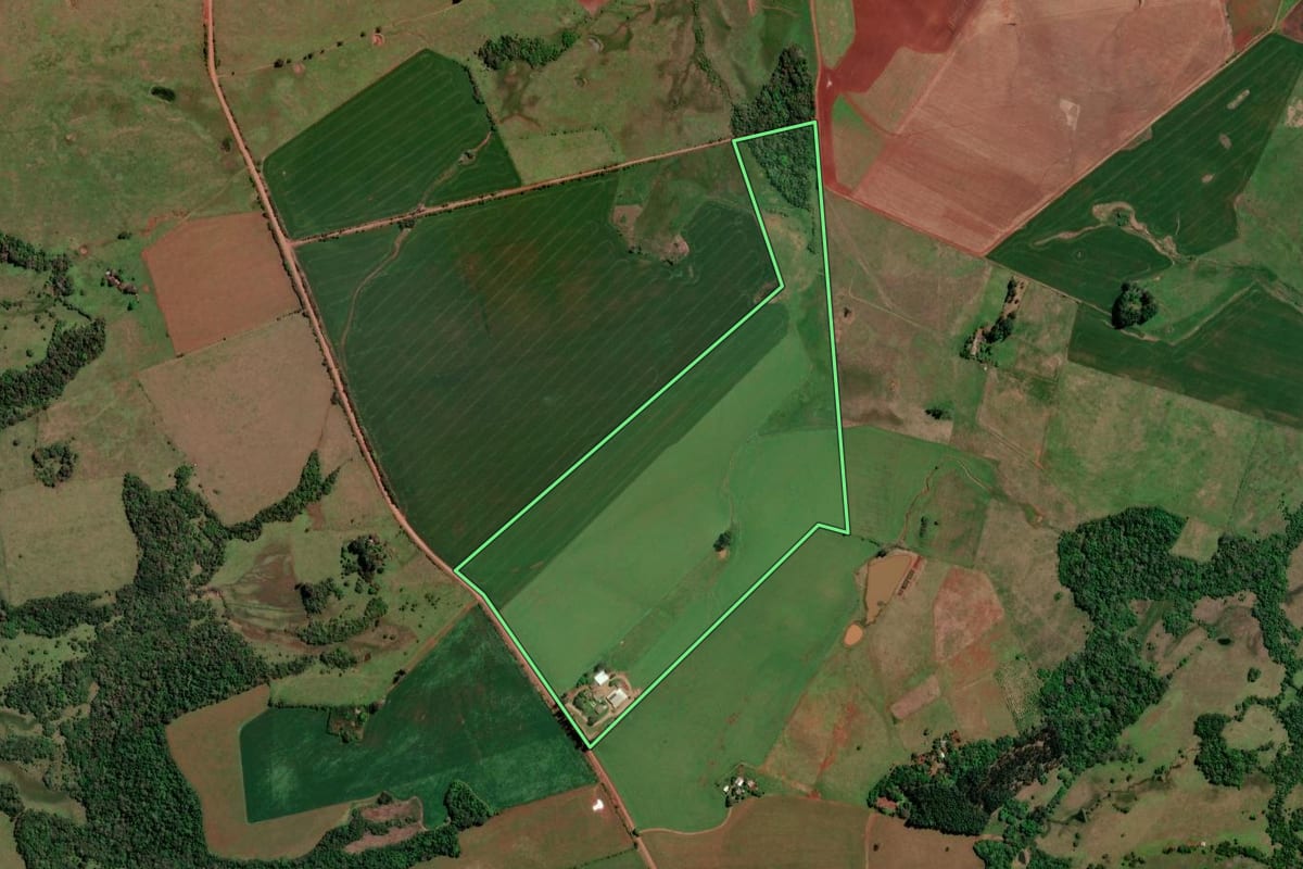 Imagem de satélite do imóvel rural em Bossoroca (RS), com o contorno declarado no CAR desenhado por cima.