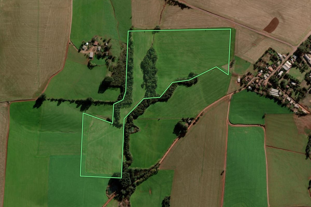 Imagem de satélite do imóvel rural em Bozano (RS), com o contorno declarado no CAR desenhado por cima.