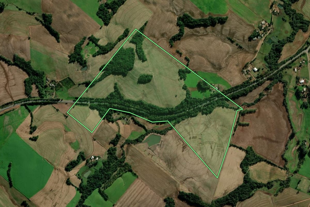Imagem de satélite do imóvel rural em Bozano (RS), com o contorno declarado no CAR desenhado por cima.