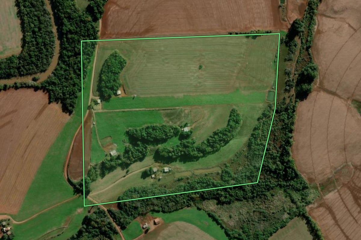 Imagem de satélite do imóvel rural em Bozano (RS), com o contorno declarado no CAR desenhado por cima.