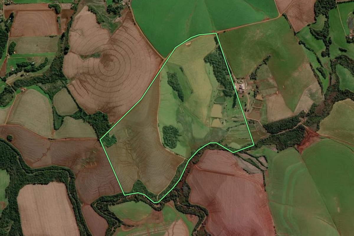 Imagem de satélite do imóvel rural em Bozano (RS), com o contorno declarado no CAR desenhado por cima.