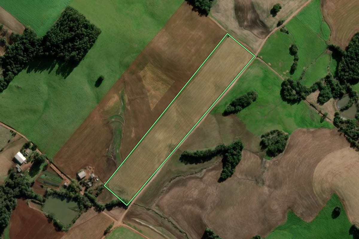 Imagem de satélite do imóvel rural em Bozano (RS), com o contorno declarado no CAR desenhado por cima.