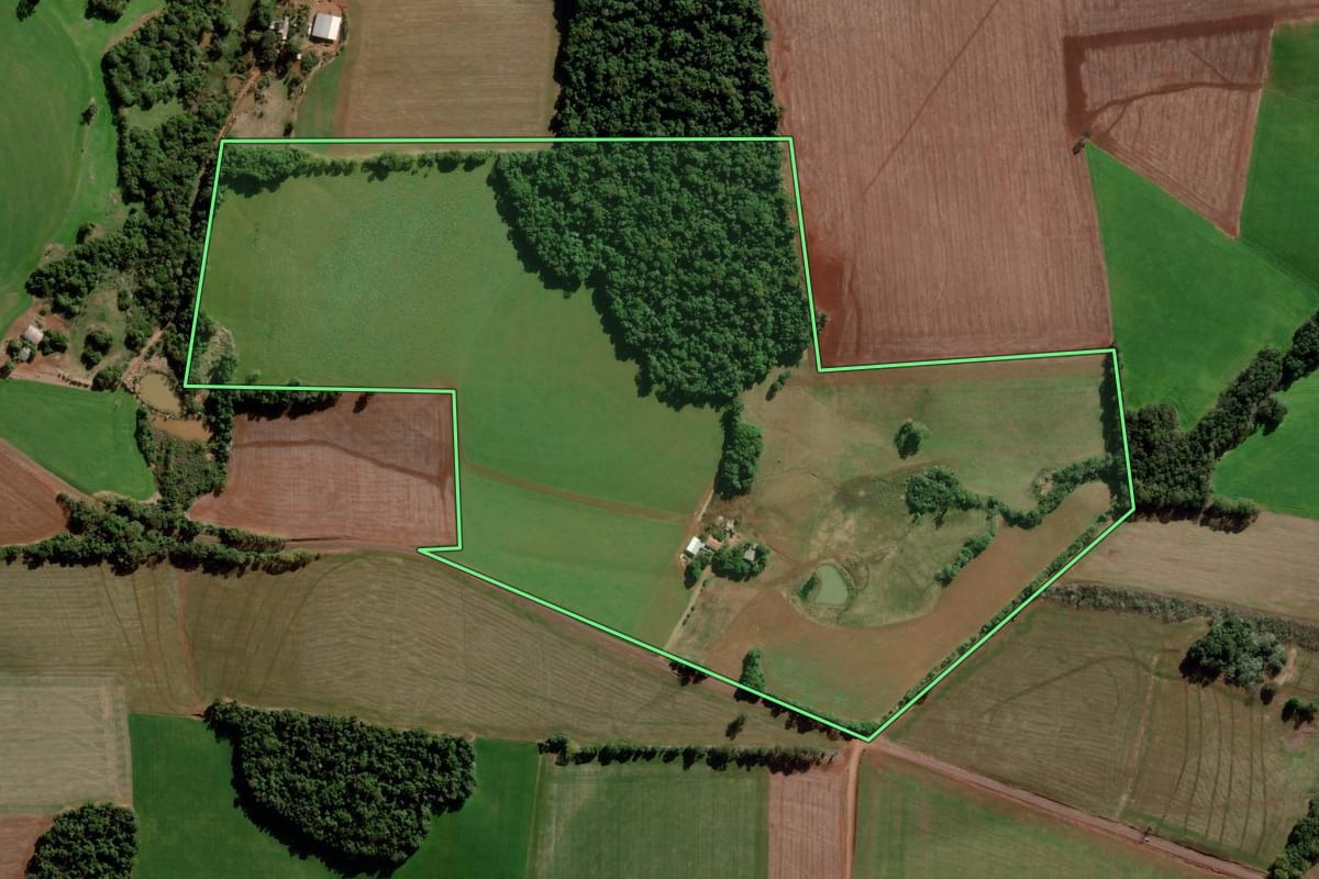 Imagem de satélite do imóvel rural em Bozano (RS), com o contorno declarado no CAR desenhado por cima.