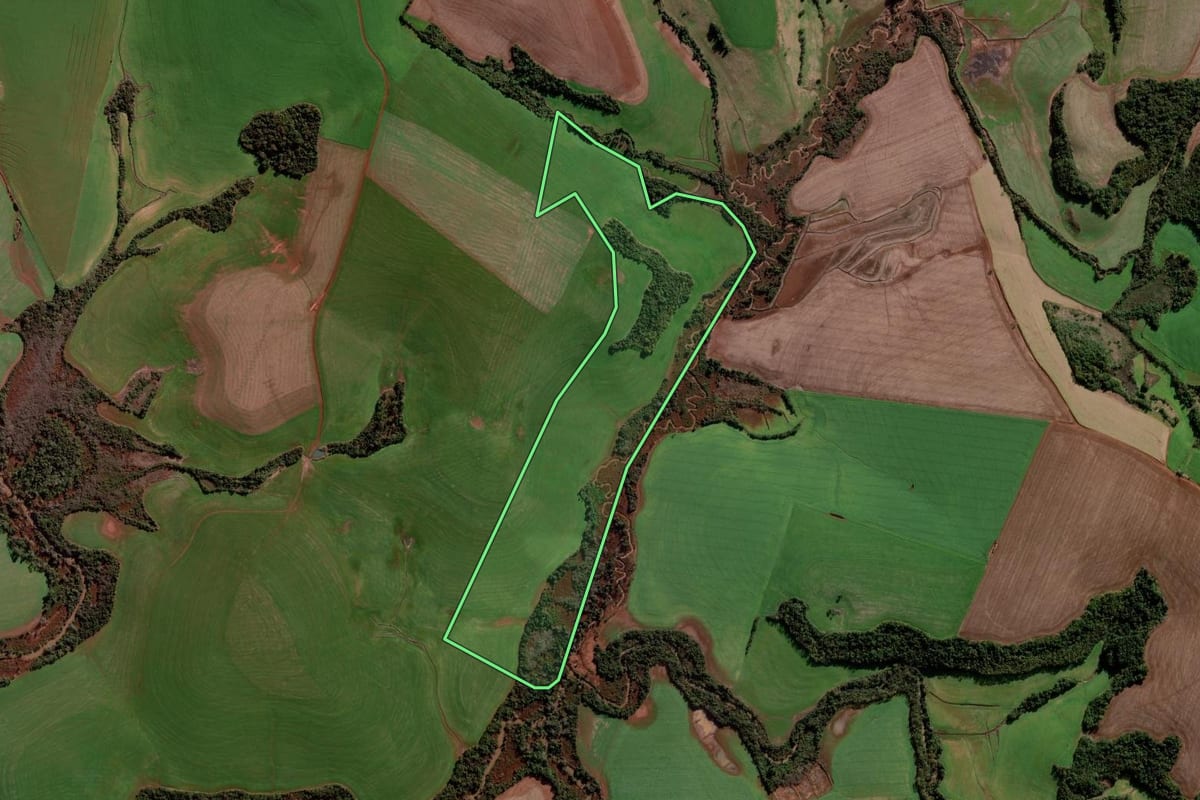 Imagem de satélite do imóvel rural em Bozano (RS), com o contorno declarado no CAR desenhado por cima.