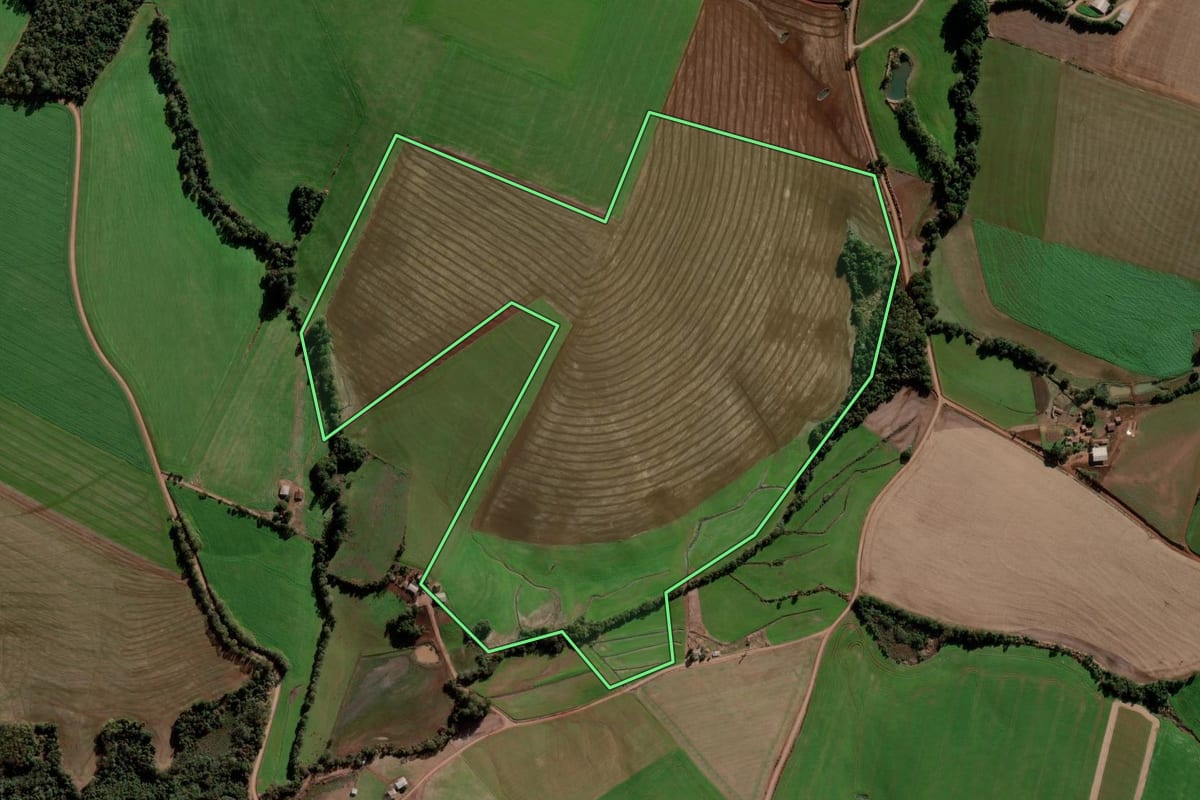 Imagem de satélite do imóvel rural em Bozano (RS), com o contorno declarado no CAR desenhado por cima.