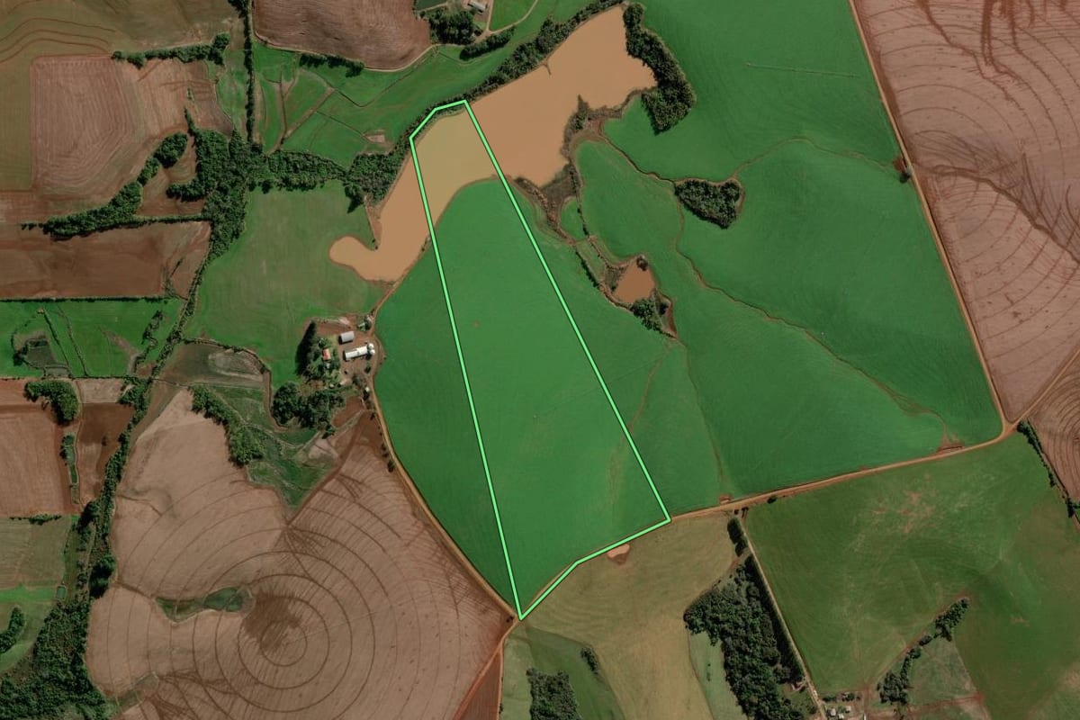 Imagem de satélite do imóvel rural em Bozano (RS), com o contorno declarado no CAR desenhado por cima.
