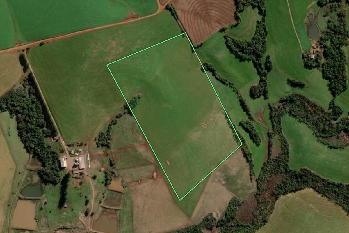 Imagem de satélite do imóvel rural em Bozano (RS), com o contorno declarado no CAR desenhado por cima.