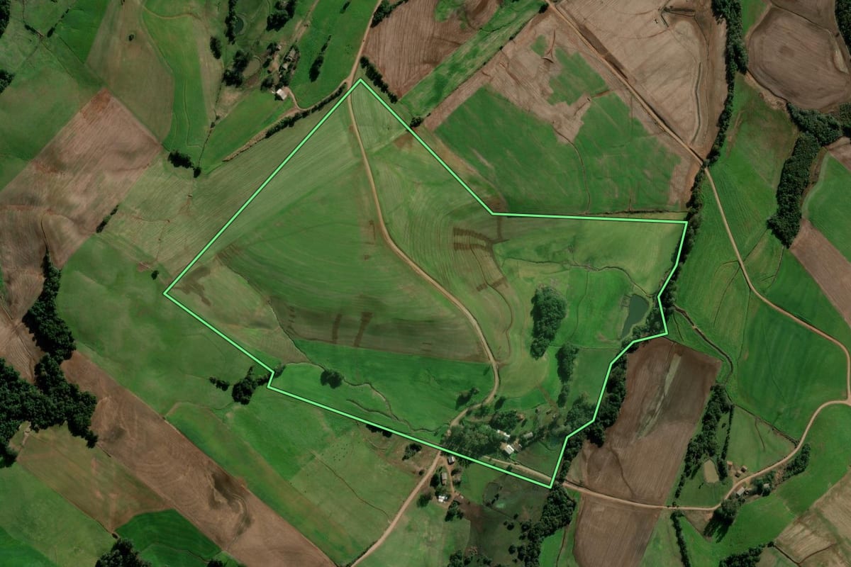 Imagem de satélite do imóvel rural em Bozano (RS), com o contorno declarado no CAR desenhado por cima.