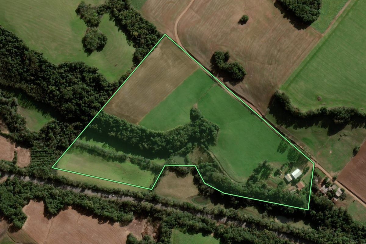 Imagem de satélite do imóvel rural em Bozano (RS), com o contorno declarado no CAR desenhado por cima.