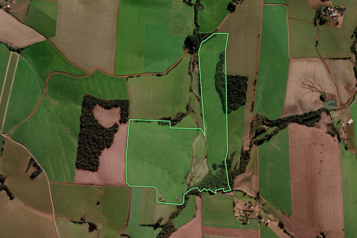 Imagem de satélite do imóvel rural em Bozano (RS), com o contorno declarado no CAR desenhado por cima.