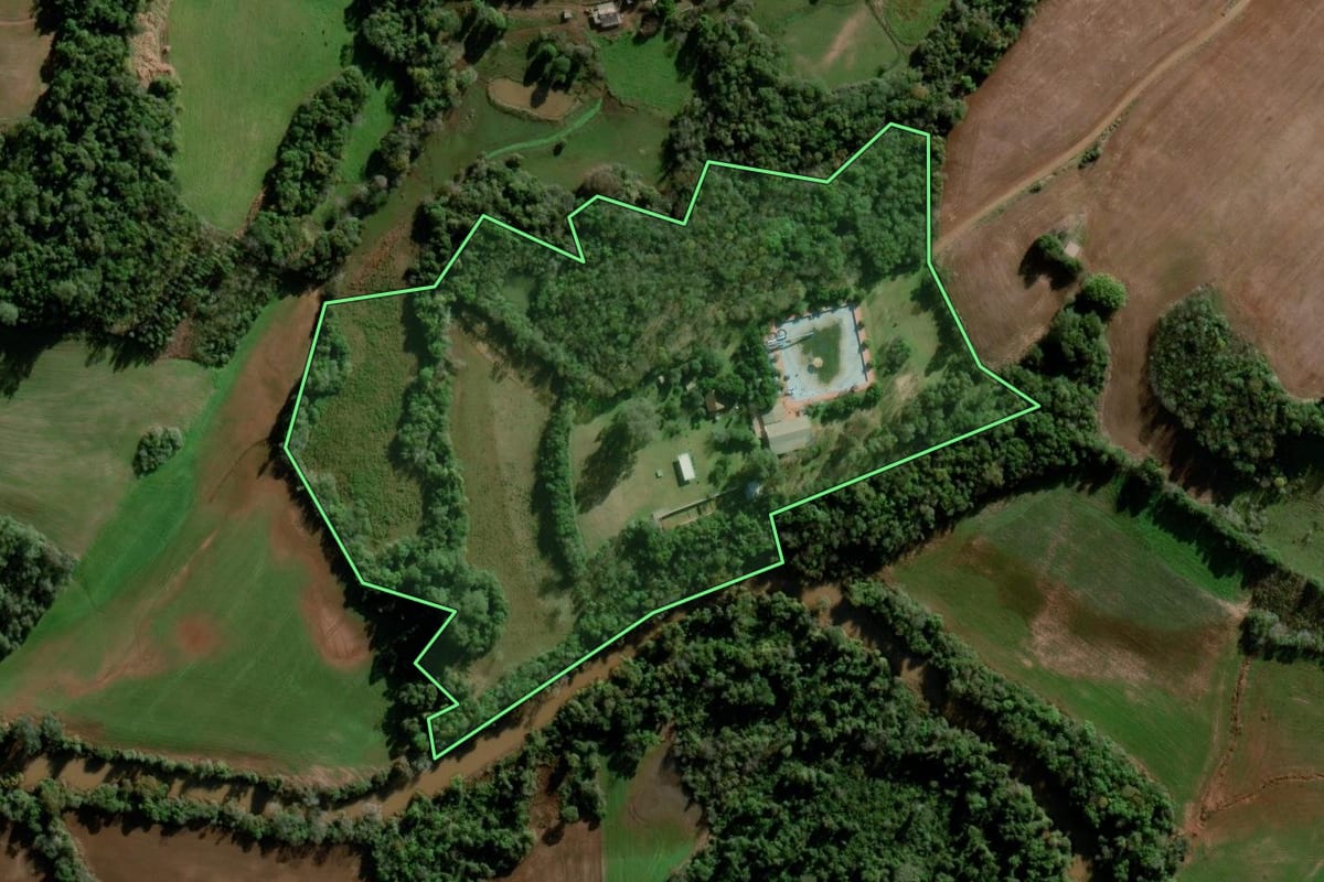 Imagem de satélite do imóvel rural em Bozano (RS), com o contorno declarado no CAR desenhado por cima.