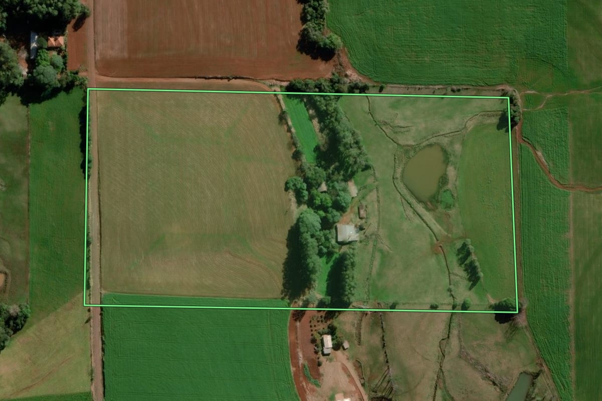 Imagem de satélite do imóvel rural em Bozano (RS), com o contorno declarado no CAR desenhado por cima.