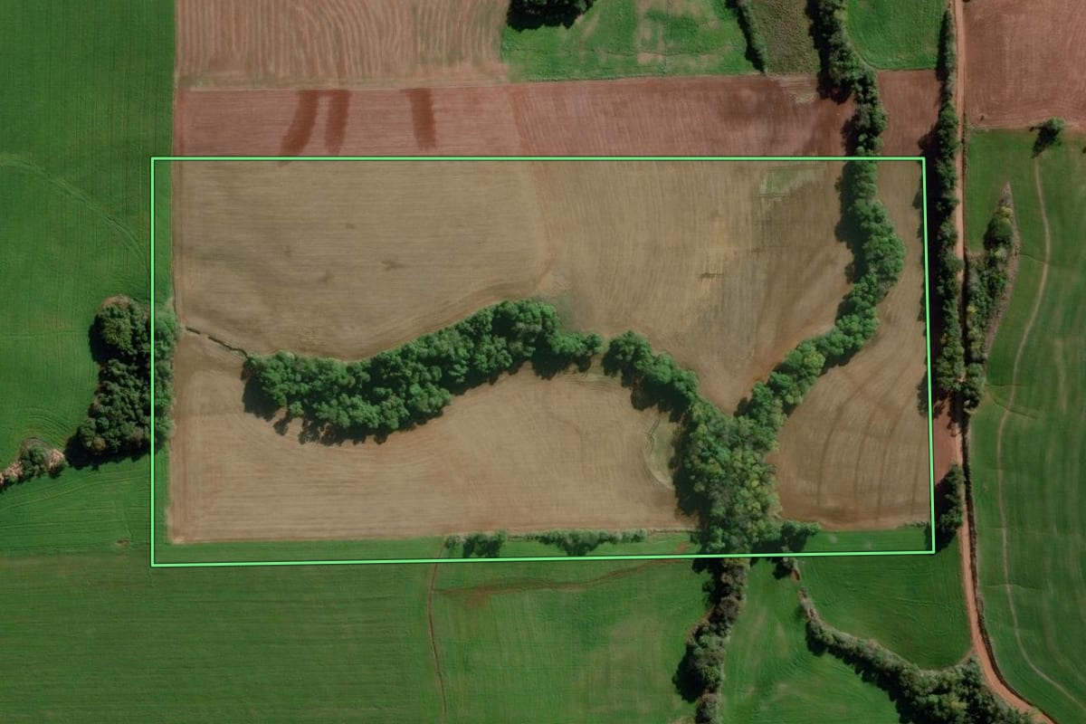Imagem de satélite do imóvel rural em Bozano (RS), com o contorno declarado no CAR desenhado por cima.