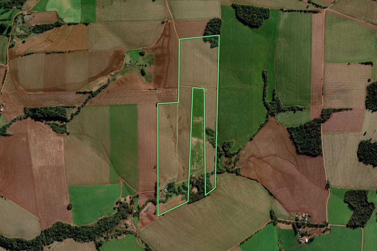 Imagem de satélite do imóvel rural em Bozano (RS), com o contorno declarado no CAR desenhado por cima.