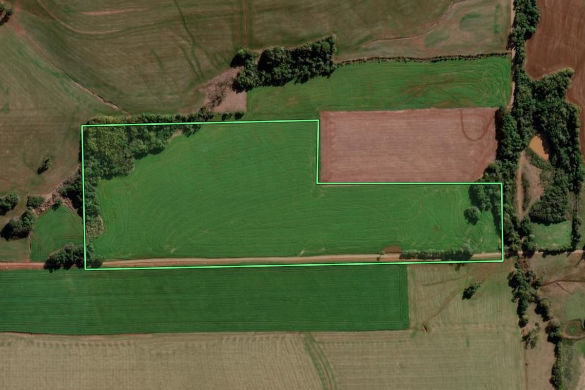 Imagem de satélite do imóvel rural em Bozano (RS), com o contorno declarado no CAR desenhado por cima.