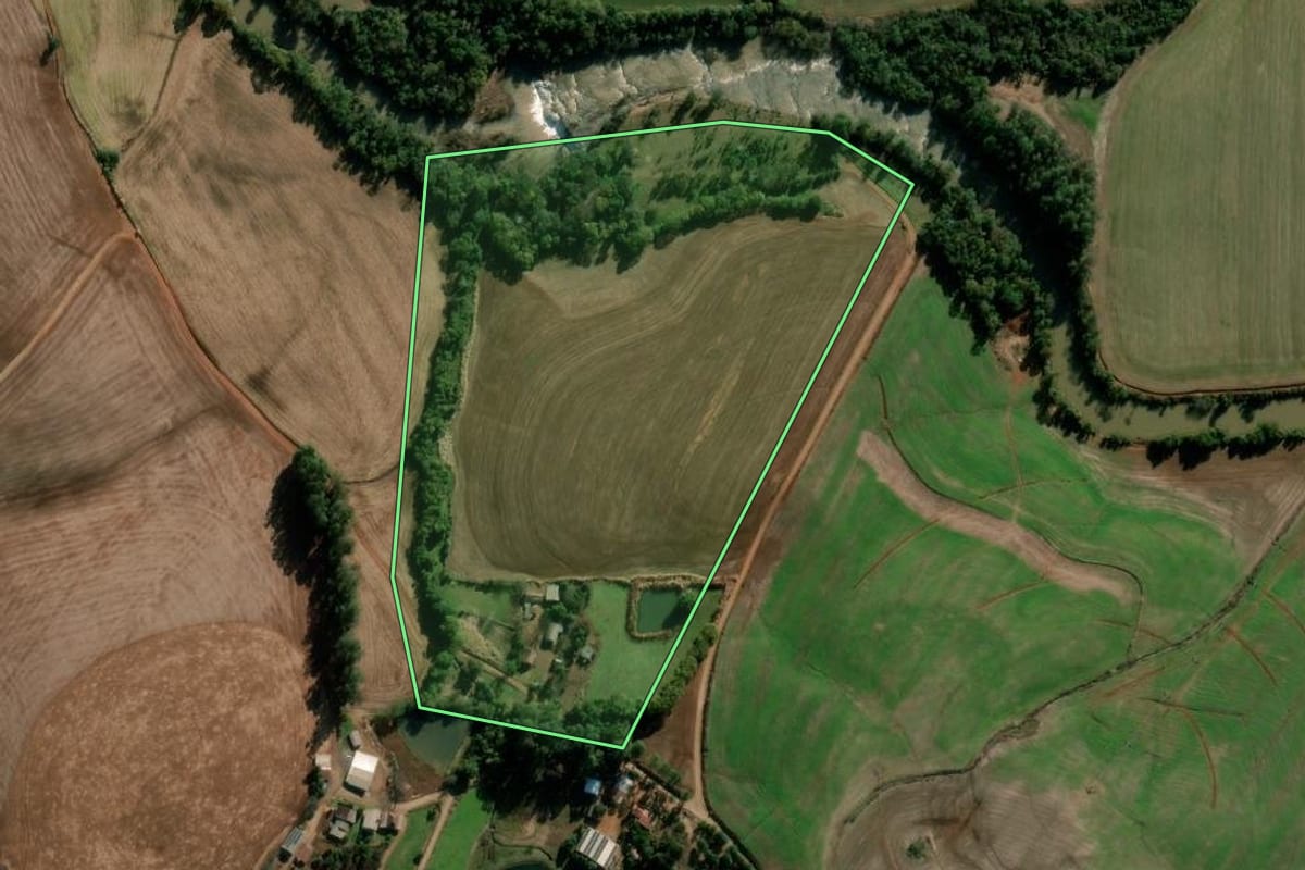 Imagem de satélite do imóvel rural em Bozano (RS), com o contorno declarado no CAR desenhado por cima.
