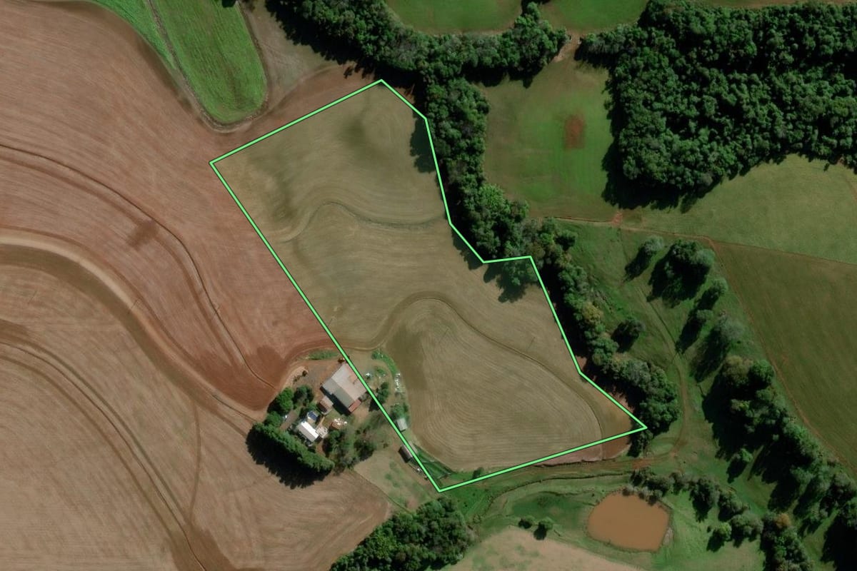 Imagem de satélite do imóvel rural em Bozano (RS), com o contorno declarado no CAR desenhado por cima.