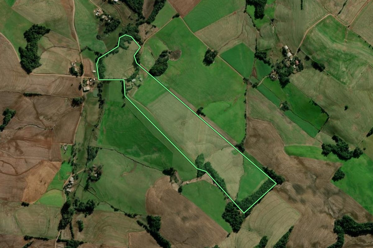 Imagem de satélite do imóvel rural em Bozano (RS), com o contorno declarado no CAR desenhado por cima.
