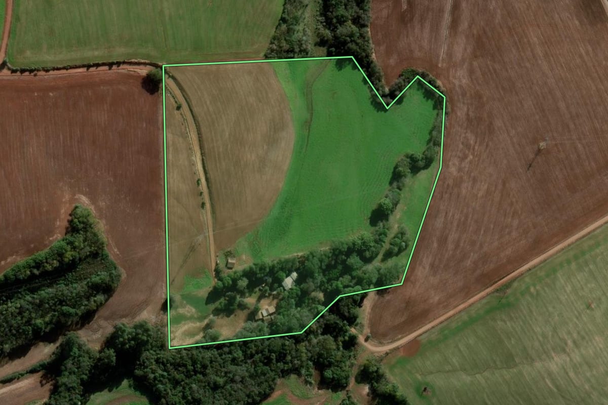 Imagem de satélite do imóvel rural em Bozano (RS), com o contorno declarado no CAR desenhado por cima.