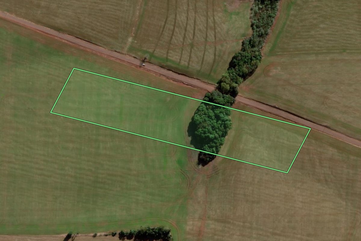 Imagem de satélite do imóvel rural em Bozano (RS), com o contorno declarado no CAR desenhado por cima.