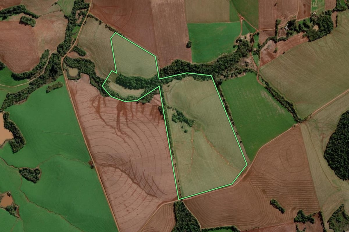Imagem de satélite do imóvel rural em Bozano (RS), com o contorno declarado no CAR desenhado por cima.