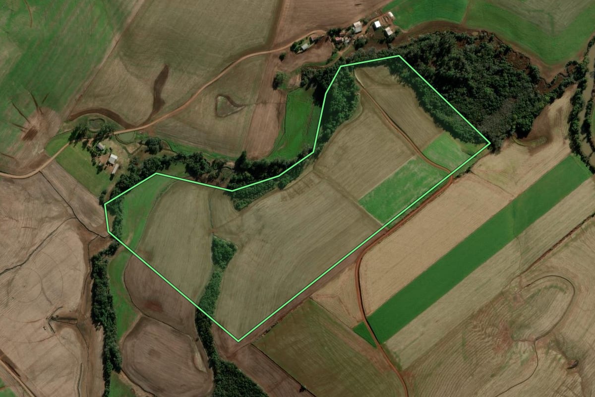 Imagem de satélite do imóvel rural em Bozano (RS), com o contorno declarado no CAR desenhado por cima.